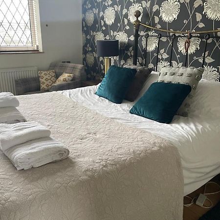 King Size Bed & En Suite Rolled Top Bath Private Lane ハロゲート エクステリア 写真