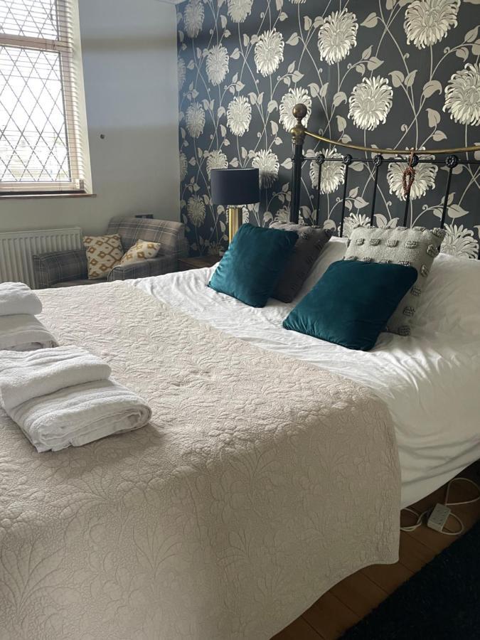 King Size Bed & En Suite Rolled Top Bath Private Lane ハロゲート エクステリア 写真