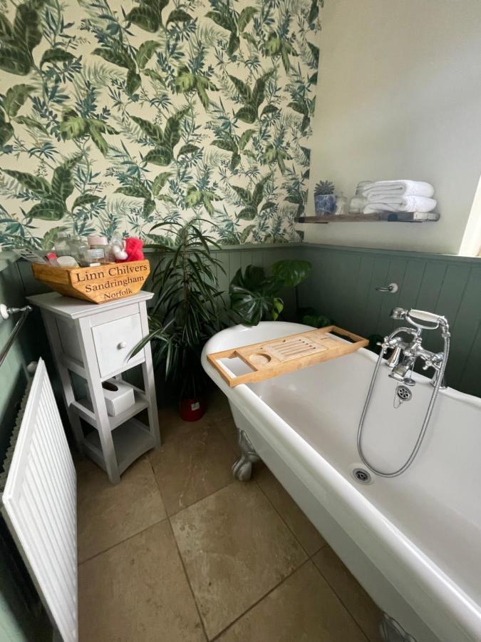 King Size Bed & En Suite Rolled Top Bath Private Lane ハロゲート エクステリア 写真