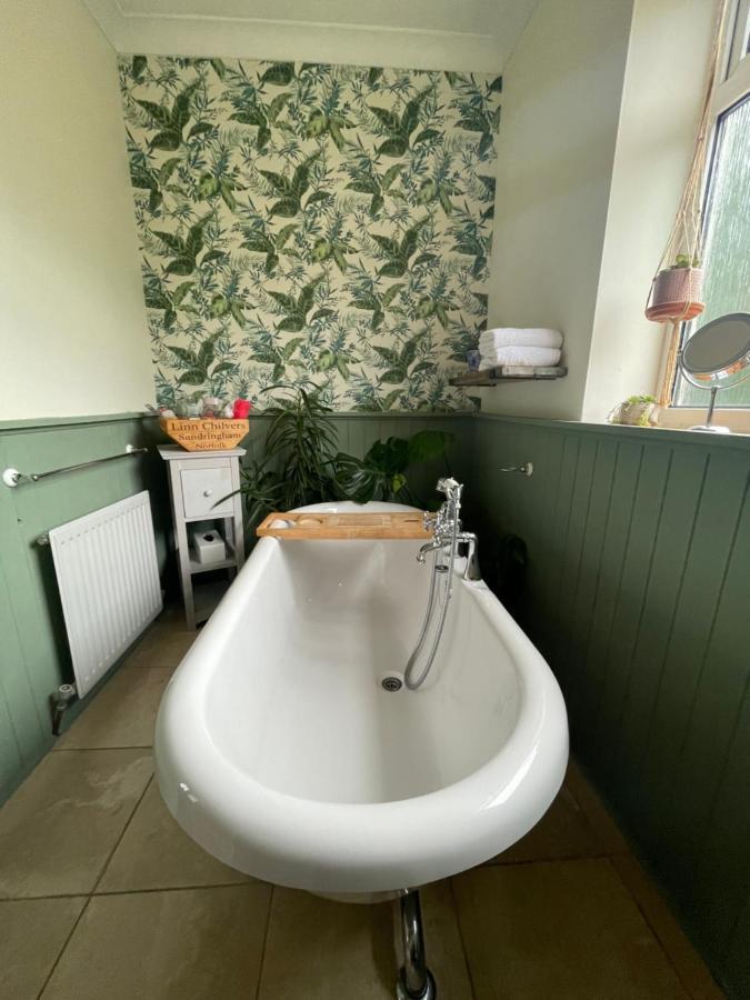 King Size Bed & En Suite Rolled Top Bath Private Lane ハロゲート エクステリア 写真